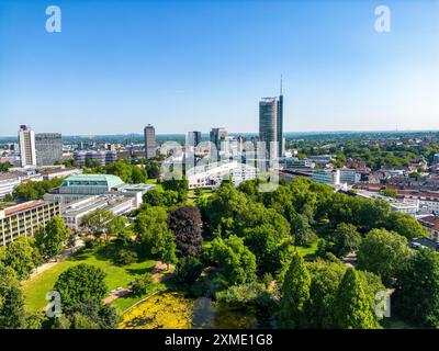 Die Skyline der Essener Innenstadt, mit dem RWE-Turm auf der rechten Seite und dem Stadtgarten davor, Nordrhein-Westfalen Stockfoto