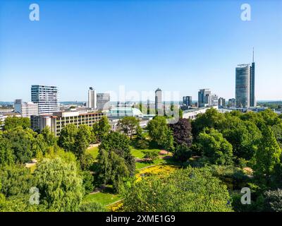 Die Skyline der Essener Innenstadt, mit dem RWE-Turm auf der rechten Seite und dem Stadtgarten davor, Nordrhein-Westfalen Stockfoto