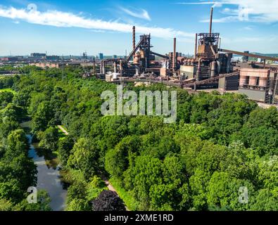 Der Volkspark Schwelgern in Duisburg-Marxloh, ab 1925, Stadtpark von August Thyssen, direkt neben den Hochhöfen der Stadt Stockfoto