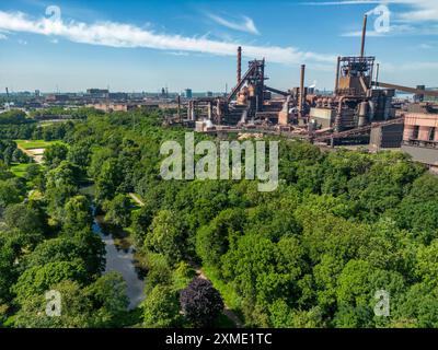 Der Volkspark Schwelgern in Duisburg-Marxloh, ab 1925, Stadtpark von August Thyssen, direkt neben den Hochhöfen der Stadt Stockfoto