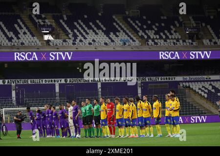 Brussel, Belgien. Juli 2024. Die Spieler von Anderlecht und STVV stehen vor dem Beginn eines Fußballspiels zwischen RSC Anderlecht und Sint-Truidense VV am Samstag, den 27. Juli 2024 in Brüssel, am Eröffnungstag der Saison 2024-2025 der ersten Liga der belgischen Meisterschaft. Das Spiel wird ohne Unterstützer-Duo gespielt, um eine Strafe nach Unterstützerunruhen in der letzten Saison nach und während des Spiels mit Standard zu zahlen. BELGA PHOTO VIRGINIE LEFOUR Credit: Belga News Agency/Alamy Live News Stockfoto