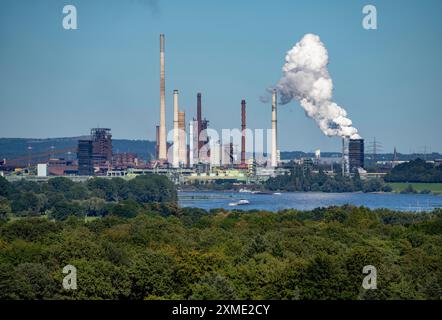 Blick über den Rhein zum Stahlwerk ThyssenKrupp in Duisburg-Beeckerwerth, Hochöfen, Kokerei, grüne Landschaft auf der linken Uferseite Stockfoto