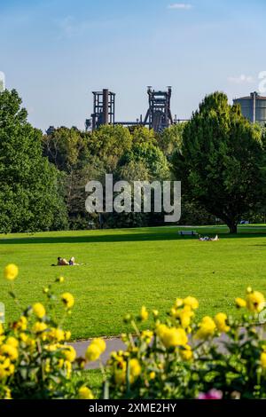 Westfalenpark, mit 70 Hektar einer der größten Stadtparks Europas, Blick auf Hochofen 5 auf Phoenix West, ehemaliges Stahlwerk Dortmund Stockfoto
