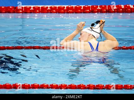 PARIS - Tessa Giele nach dem Halbfinale 100 Butterfly am ersten Tag des Olympischen Schwimmturniers bei den Olympischen Spielen. ANP KOEN VAN WEEL Stockfoto