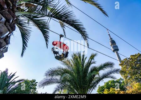 Westfalenpark, mit 70 Hektar einer der größten innerstädtischen Parks Europas, Sessellift, Florianturm, 219 Meter hoher Aussichtsturm und Fernsehturm Stockfoto