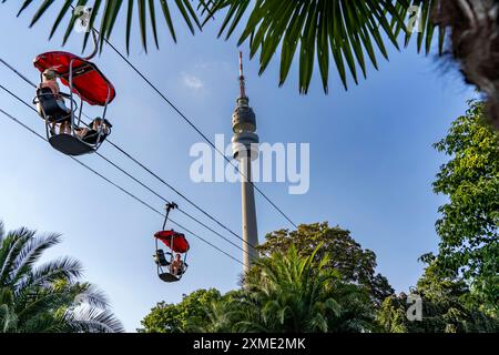 Westfalenpark, mit 70 Hektar einer der größten innerstädtischen Parks Europas, Sessellift, Florianturm, 219 Meter hoher Aussichtsturm und Fernsehturm Stockfoto