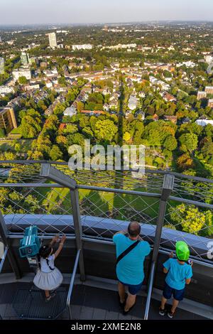 Blick vom Florian Tower, 219 Meter hoher Aussichtsturm und Fernsehturm, im Westfalenpark mit 70 Hektar, einem der größten innerstädtischen Parks Stockfoto