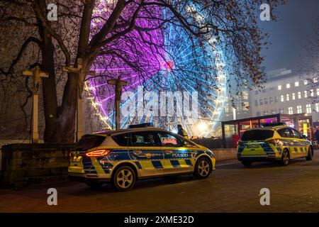 Polizeipatrouille in der Vorweihnachtszeit, Weihnachtsmarkt im Stadtzentrum von Essen, Polizeiauto am Riesenrad in der Kettwiger Straße, Nord Stockfoto