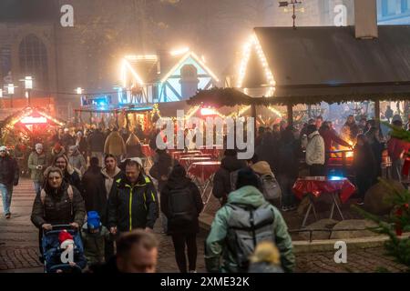 Vorweihnachtszeit, Weihnachtsmarkt im Stadtzentrum von Essen, Kettwiger Straße, Imbissstände, Glühweinstände, Nordrhein-Westfalen Stockfoto