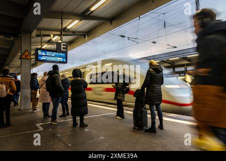 ICE-Bahn, Zugverkehr, Fahrgäste, Essener Hauptbahnhof, Nordrhein-Westfalen, Deutschland Stockfoto