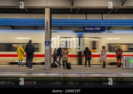 ICE-Bahn, Zugverkehr, Fahrgäste, Essener Hauptbahnhof, Nordrhein-Westfalen, Deutschland Stockfoto