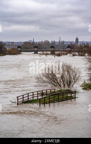 Hochwasser auf dem Ruhrgebiet, nach tagelangen Starkregen, überschwemmt das Ruhrgebiet, Warnstufe 2 von 3, hier Bereiche beim Raffelbergwehr, das heißt Stockfoto