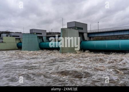 Hochwasser auf dem Ruhrgebiet, nach tagelangen Starkregen überschwemmt das Ruhrgebiet, Warnstufe 2 von 3, hier das Wehr am Baldeney-See, Essen, Norden Stockfoto