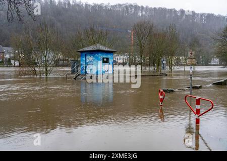 Hochwasser auf dem Ruhrgebiet, nach tagelangen Starkregen, ist das Ruhrgebiet überschwemmt, Warnstufe 2 von 3, bei Essen-Werden, Messstation Ruhrverband Stockfoto