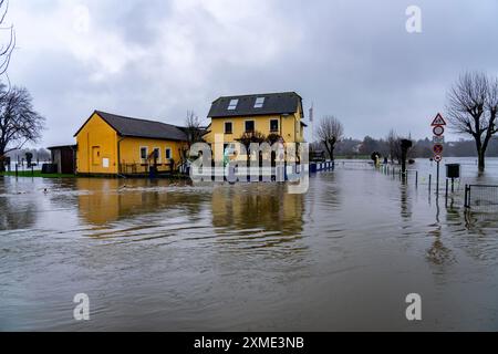 Hochwasser auf dem Ruhrgebiet, hier bei Hattingen, Gebäude auf einem überfluteten Campingplatz, komplett von Hochwasser umgeben, nach Tagen anhaltenden Regens, Norden Stockfoto