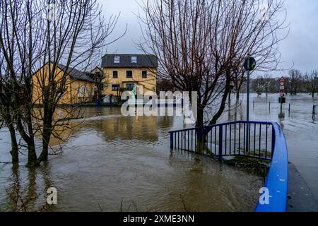 Hochwasser auf dem Ruhrgebiet, hier bei Hattingen, Gebäude auf einem überfluteten Campingplatz, komplett von Hochwasser umgeben, nach Tagen anhaltenden Regens, Norden Stockfoto