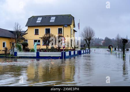 Hochwasser auf dem Ruhrgebiet, hier bei Hattingen, Gebäude auf einem überfluteten Campingplatz, komplett von Hochwasser umgeben, nach Tagen anhaltenden Regens, Norden Stockfoto