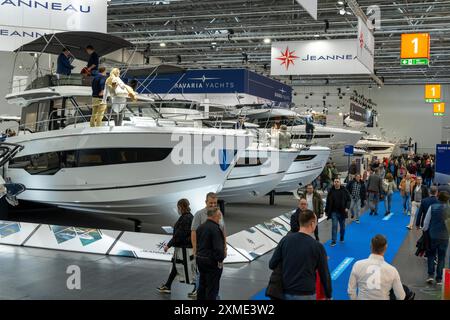 Motorboote auf der BOOT 2024, der weltweit größten Yacht- und Wassersportmesse in Düsseldorf, Nordrhein-Westfalen Stockfoto