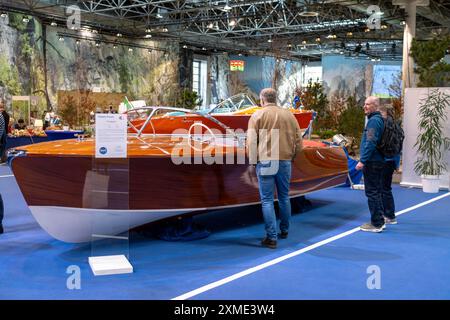 Motorboote auf der BOOT 2024, der weltweit größten Yacht- und Wassersportmesse in Düsseldorf, Nordrhein-Westfalen Stockfoto