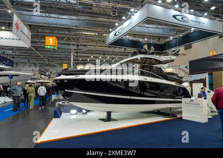 Motorboote auf der BOOT 2024, der weltweit größten Yacht- und Wassersportmesse in Düsseldorf, Nordrhein-Westfalen Stockfoto