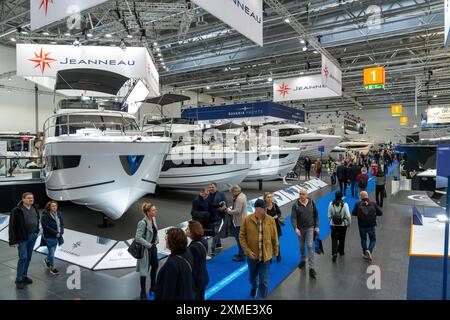 Motorboote auf der BOOT 2024, der weltweit größten Yacht- und Wassersportmesse in Düsseldorf, Nordrhein-Westfalen Stockfoto