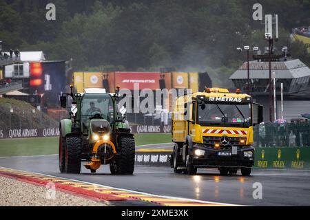 Stavelot, Belgique. Juli 2024. Regen, Pluie, Traktor während der 10. Runde der FIA Formel-2-Meisterschaft 2024 vom 26. Bis 28. Juli 2024 auf dem Circuit de Spa-Francorchamps in Stavelot, Belgien - Foto Diederik van der Laan/Dutch Photo Agency/DPPI Credit: DPPI Media/Alamy Live News Stockfoto