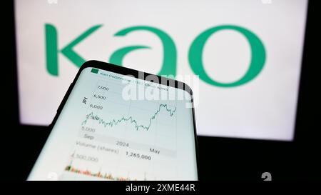 Smartphone mit Webseite des japanischen Chemieunternehmens Kao Corporation vor dem Geschäftslogo. Fokussieren Sie sich oben links auf der Telefonanzeige. Stockfoto