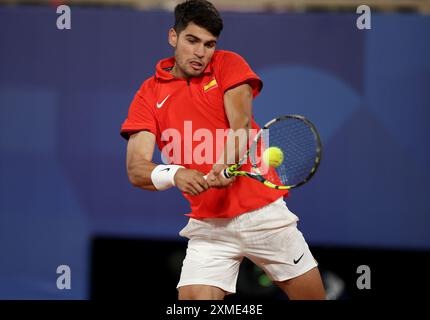 Paris, Frankreich. Juli 2024. Spanier Carlos Alcaraz während der ersten Runde des Doppelspiels der Männer, am ersten Tag der Olympischen Spiele 2024 in Paris. Court Philippe-Chatrier, Roland Garros, Paris, Frankreich. Quelle: Isabel Infantes/Alamy Live News Stockfoto