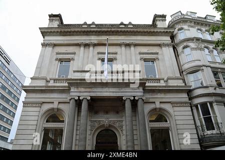 Birmingham Apple Store in einem ehemaligen Bankgebäude an der 128 New Street Stockfoto