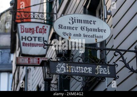 Hotel, Schilder, Zimmer verfügbar, Bed and Breakfast, Monschau, Altstadt, Eifel, Nordrhein-Westfalen, Deutschland Stockfoto