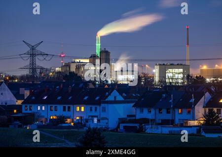 Schornstein der Restmüllverbrennungsanlage AVG, Fordwerke in Niehl, Wohngebiet Köln-Merkenich, Köln, Nordrhein-Westfalen Stockfoto