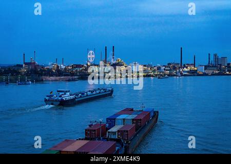 Hintergrund Chempark Leverkusen, Bayer Leverkusen, Chemiepark, Chemiewerk, Rhein, Frachtschiff Leverkusen, Nordrhein-Westfalen, Deutschland Stockfoto