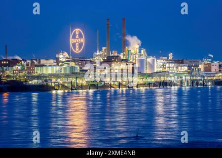 Hintergrund Chempark Leverkusen, Bayer Leverkusen, Chemiepark, Chemiewerk, Rhein, Leverkusen, Nordrhein-Westfalen, Deutschland Stockfoto