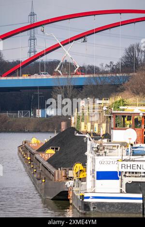 Autobahnbrücke A42, (rote Bögen) über den Rhein-Herne-Kanal, mit massiven baulichen Schäden, für die nächsten Monate völlig geschlossen, zwischen dem Stockfoto