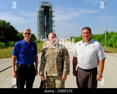 Dr. Walt Lauderdale, Missionsdirektor, USSF-51, Colonel James Horne III, Senior Material Leader, Launch Execution Delta, und Gary Wentz, ULA Vice President, Government and Commercial Programs (l bis r), nehmen an der Einführung der letzten Atlasmission für die Raumwaffe auf der Cape Canaveral Space Force Station Teil. Florida am Samstag, 27. Juli 2024. Foto: Joe Marino/UPI Credit: UPI/Alamy Live News Stockfoto