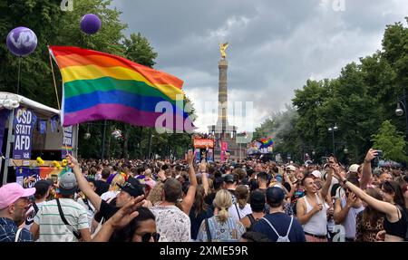 Berlin, Deutschland. Juli 2024. Das Motto der Berliner CSD lautet "nur stark zusammen - für Demokratie und Vielfalt". Quelle: Anna Ross/dpa/Alamy Live News Stockfoto