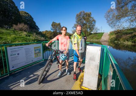 Radfahrer, Radtour, manuell betriebene Fähre über die Lippe bei halten am See, auf dem Römer-Lippe-Route Radweg, Nordrhein-Westfalen, hohe Stockfoto