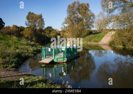 Radfahrer, Radtour, manuell betriebene Fähre über die Lippe bei halten am See, auf dem Römer-Lippe-Route Radweg, Nordrhein-Westfalen, hohe Stockfoto