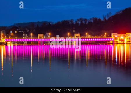 Baldeney See, beleuchtetes Wehrwerk, mit Schleuse, links- und Wasserkraftwerk, Ruhrspeicher in Essen, Nordrhein-Westfalen Stockfoto