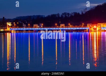 Baldeney See, beleuchtetes Wehrwerk, mit Schleuse, links- und Wasserkraftwerk, Ruhrspeicher in Essen, Nordrhein-Westfalen Stockfoto