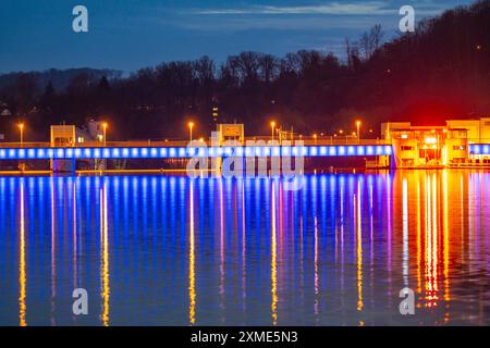 Baldeney See, beleuchtetes Wehrwerk, mit Schleuse, links- und Wasserkraftwerk, Ruhrspeicher in Essen, Nordrhein-Westfalen Stockfoto