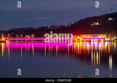 Baldeney See, beleuchtetes Wehrwerk, mit Schleuse, links- und Wasserkraftwerk, Ruhrspeicher in Essen, Nordrhein-Westfalen Stockfoto