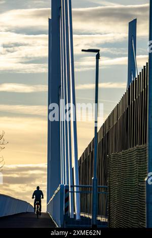 Rad- und Fußweg der Neuenkamp-Brücke A40, Pfeiler und Stützseile der neuen Rheinautobahnbrücke bei Duisburg, die alte Brücke ist Stockfoto