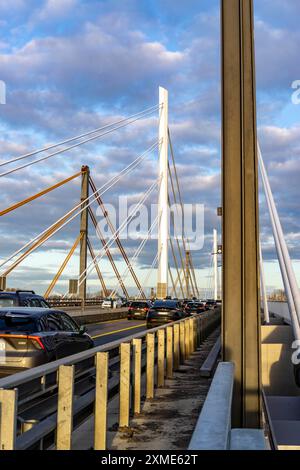 Verkehr auf der A40 Neuenkamp Brücke, Pfeiler und Steilkabel der neuen Autobahnbrücke über den Rhein bei Duisburg, der alten Brücke im Hintergrund Stockfoto