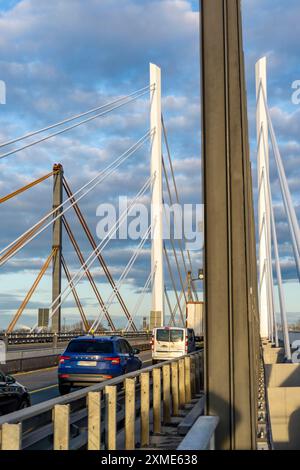 Verkehr auf der A40 Neuenkamp Brücke, Pfeiler und Steilkabel der neuen Autobahnbrücke über den Rhein bei Duisburg, der alten Brücke im Hintergrund Stockfoto