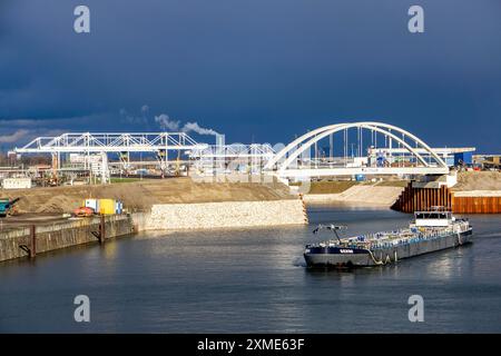 Das Duisburger Gateway Terminal, ein neues trimodales Umschlagzentrum für Container am Duisport, im Binnenhafen Duisburg-Ruhrort, befindet sich noch im Bau Stockfoto