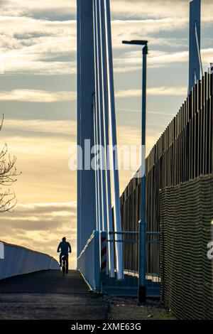 Rad- und Fußweg der Neuenkamp-Brücke A40, Pfeiler und Stützseile der neuen Rheinautobahnbrücke bei Duisburg, die alte Brücke ist Stockfoto