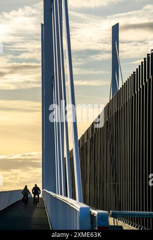 Rad- und Fußweg der Neuenkamp-Brücke A40, Pfeiler und Stützseile der neuen Rheinautobahnbrücke bei Duisburg, die alte Brücke ist Stockfoto