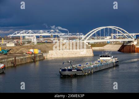 Das Duisburger Gateway Terminal, ein neues trimodales Umschlagzentrum für Container am Duisport, im Binnenhafen Duisburg-Ruhrort, befindet sich noch im Bau Stockfoto