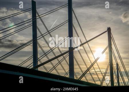 Pfeiler und Haltekabel der neuen Autobahnbrücke der A40, über den Rhein bei Duisburg, Neuenkamp-Brücke, im Hintergrund befindet sich die alte Brücke Stockfoto